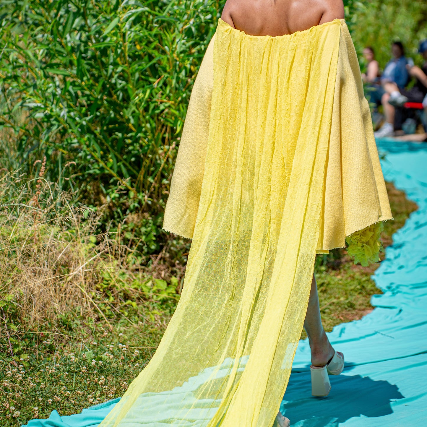 Robe courte à épaules dénudées, traîne aérienne