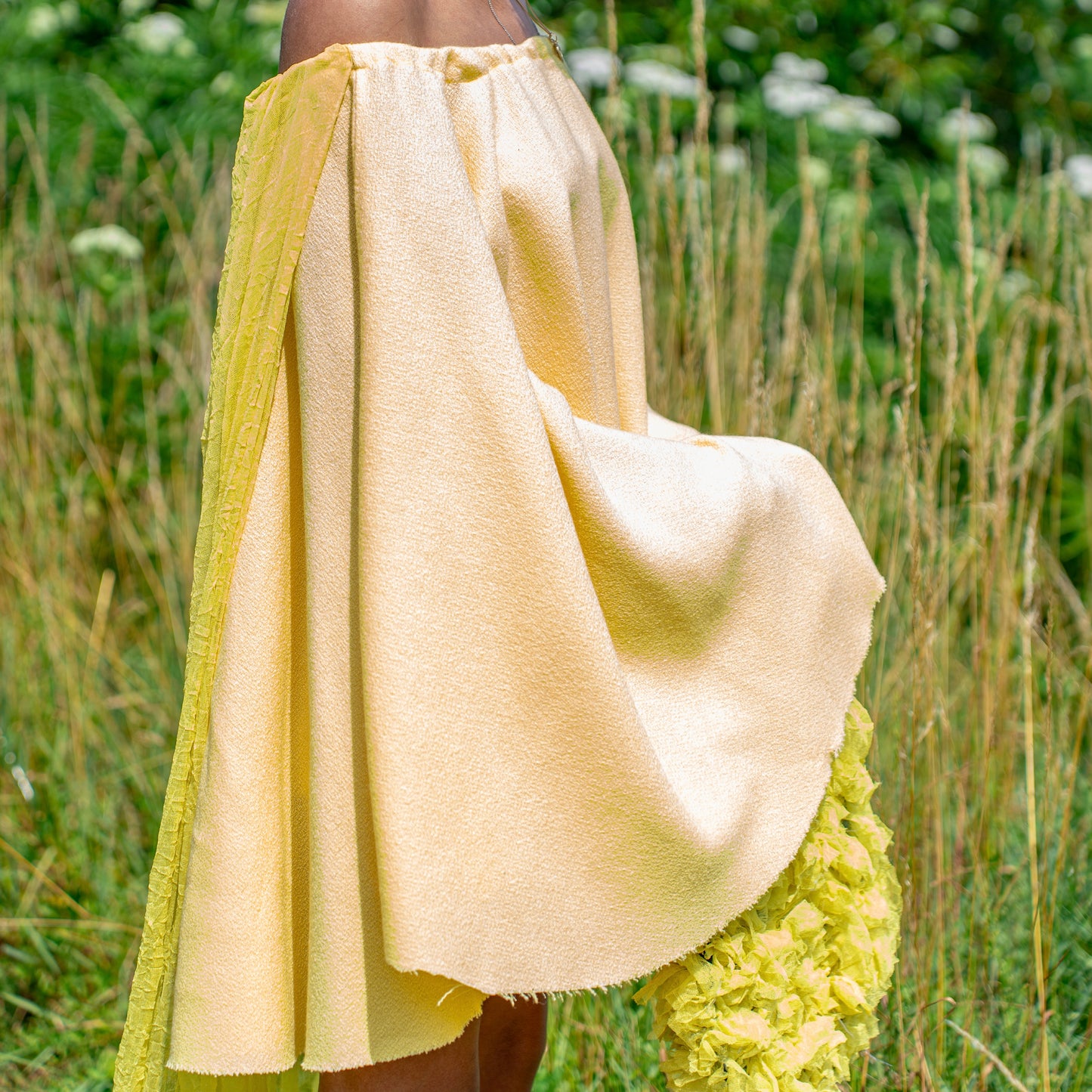 Robe courte à épaules dénudées, traîne aérienne