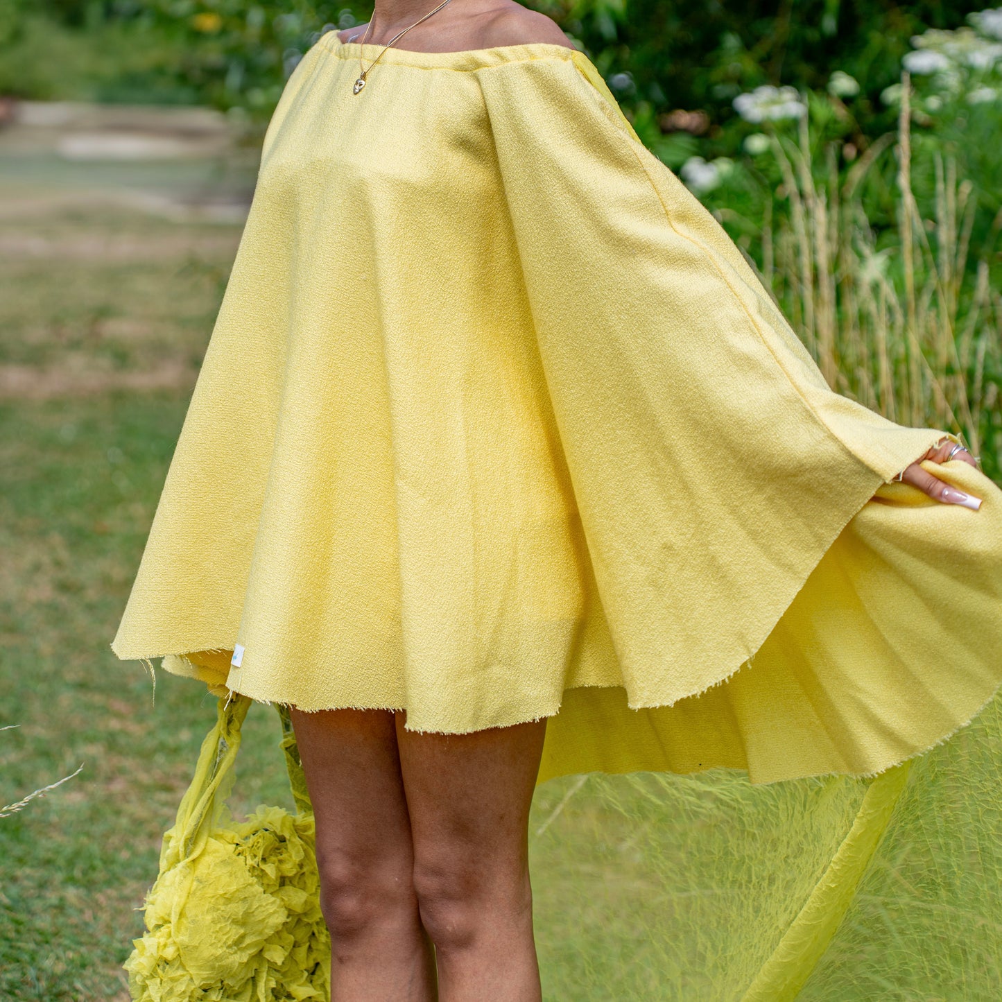 Robe courte à épaules dénudées, traîne aérienne
