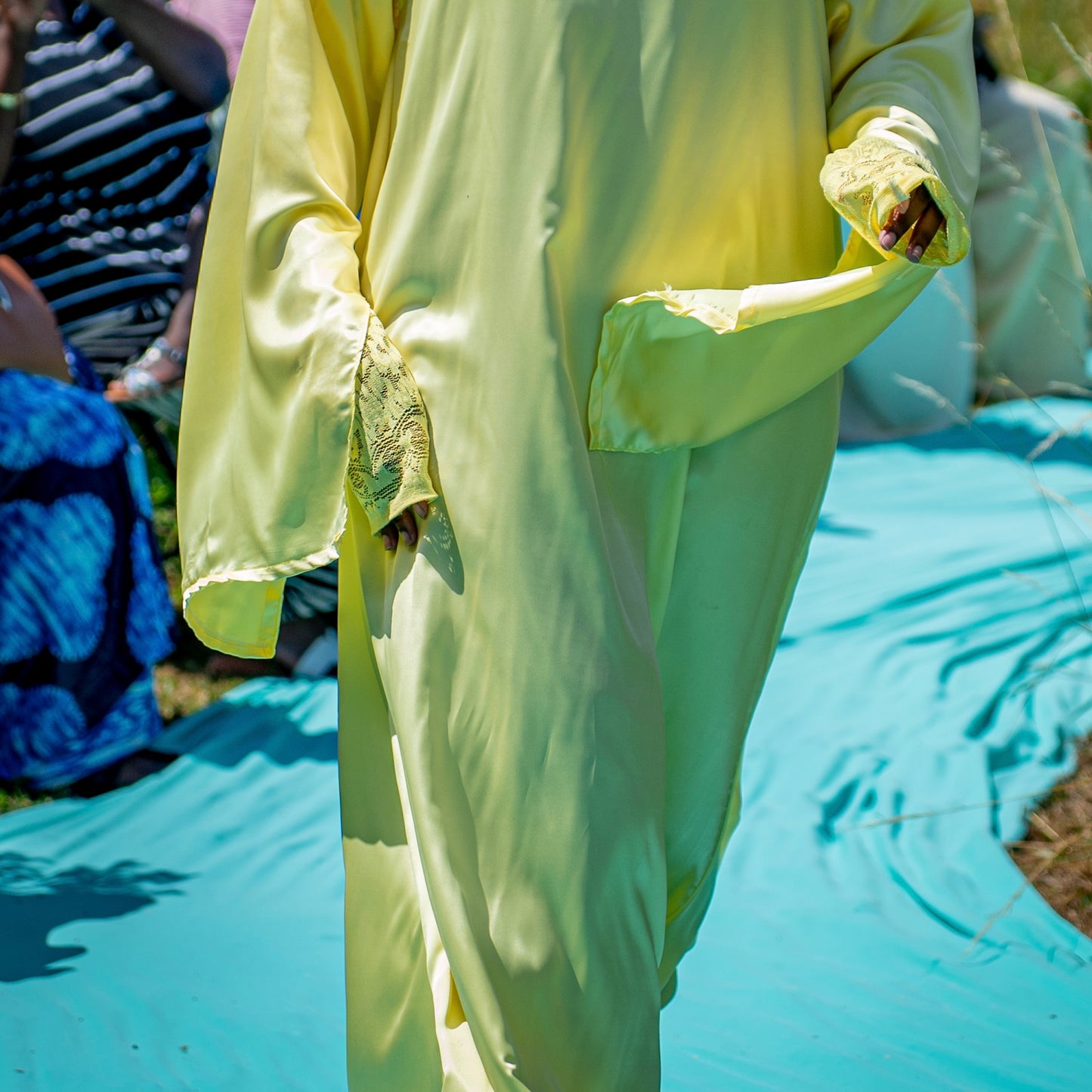 Robe satinée à double manche