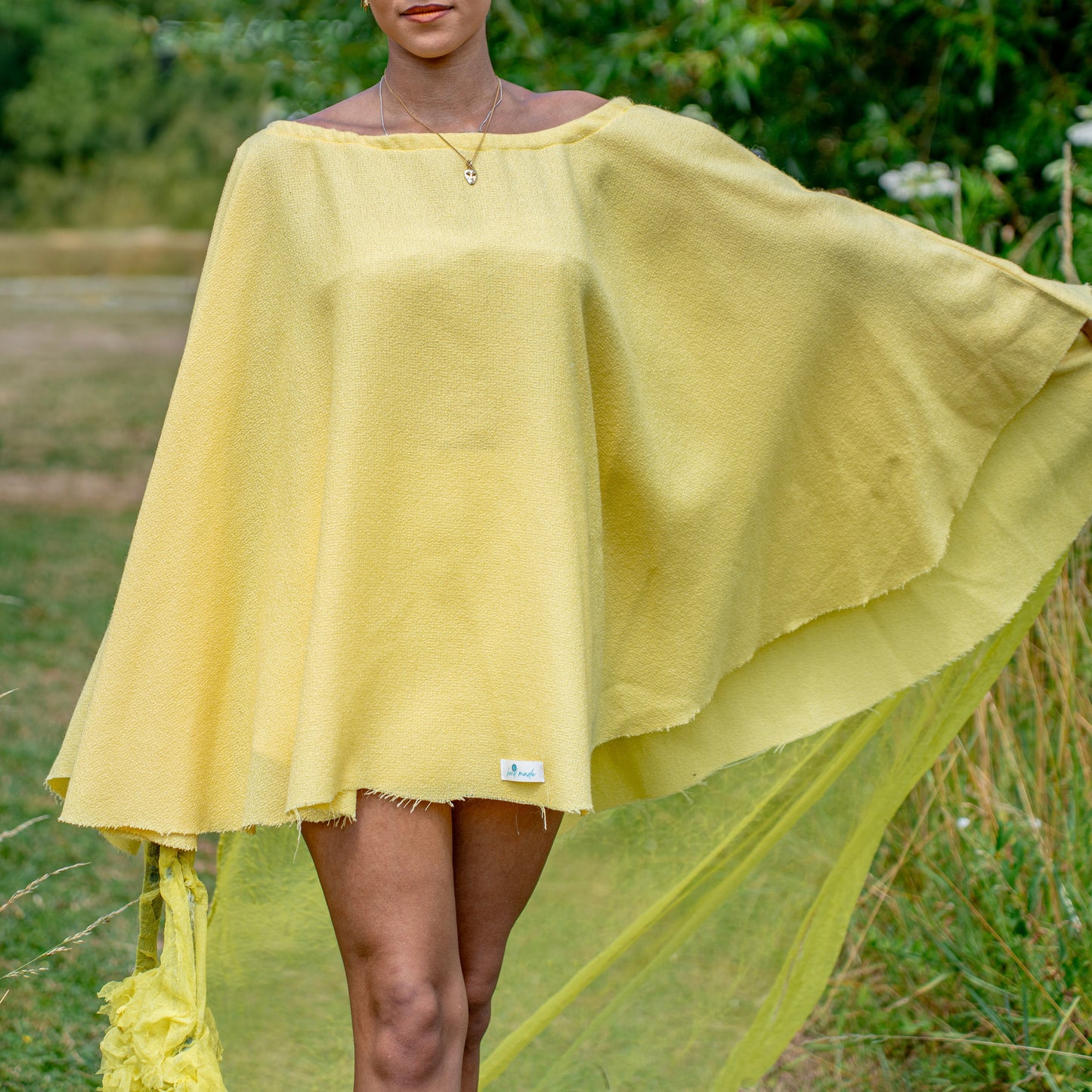 Robe courte à épaules dénudées, traîne aérienne