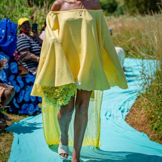 Robe courte à épaules dénudées, traîne aérienne